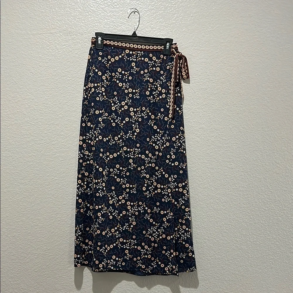 Max Studio Floral Navy Blue Maxi Wrap Skirt Size XS Cruise wear TC0610